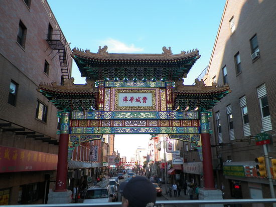 Dieses Eingangstor wies natürlich den Eingang nach Chinatown, wohin wir später nochmals zurückkehrten ...