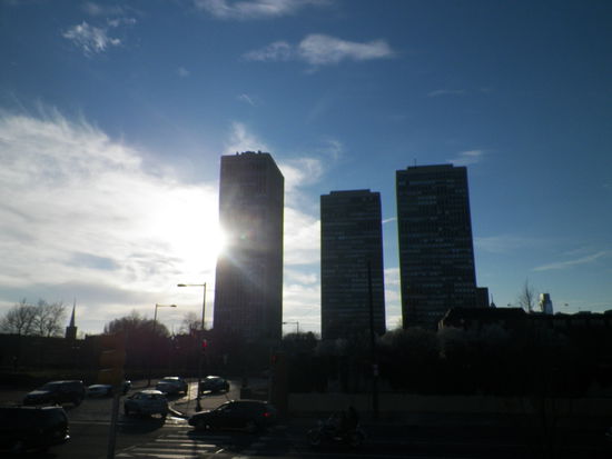 Auch wenns aussieht, als wenn die Häuser alle unterschiedlich groß sind, handelt es sich nur um eine optische Täuschung - sie sind zwar unterschiedlich breit, aber gleich hoch!