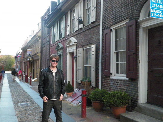 Ich in der ältesten durchgängig bewohnten Straße der USA, der Elfreth's Alley.