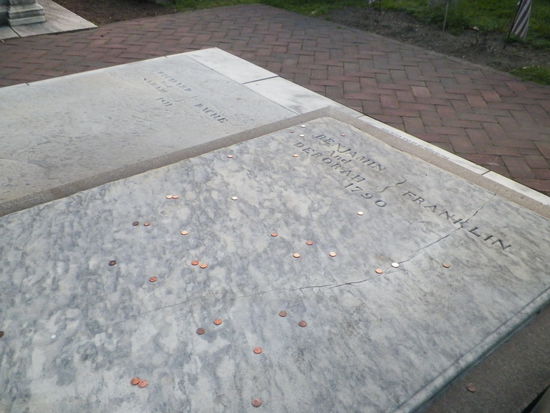 Die auf das Grab von Benjamin Franklin geschmissenen Dime werden jährlich für die Renovierung des Friedhofes und der Kirche genutzt, immerhin insgesamt durchschnittlich 4000 Dollar!