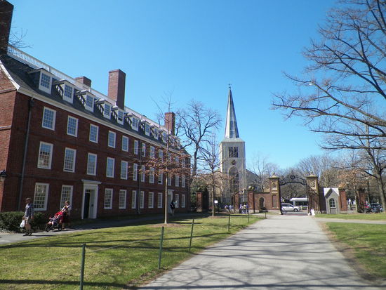 Eines der Wohnhäuser der Studenten. Das zu sehende Eingangstor ist für den Mythos bekannt, dass man die Person heiraten wird, die man unter dem Tor küsst. 