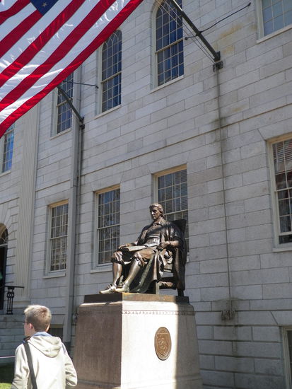 Diese Statue, welche eigentlich John Harvard darstellen sollte, zeigt auf Grund einer Verwechslung nur einen der ehemaligen Präsidenten der Universität.