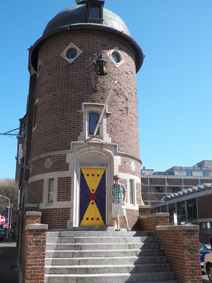 Ricky vor einem Haus, das wie ein Gesicht aussieht.  (es waren im Übrigen 30 Grad draußen, sodass wir uns beide einen üblen Sonnenbrand einfingen, again ;D)