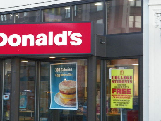 "College Students [...] Free" - Studenten profitieren sogar bei Mecces 