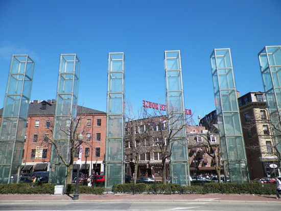 Das Holocaust-Mahnmal besteht aus sechs Säulen. Jede einzelne symbolisiert den Tod einer Million Menschen.