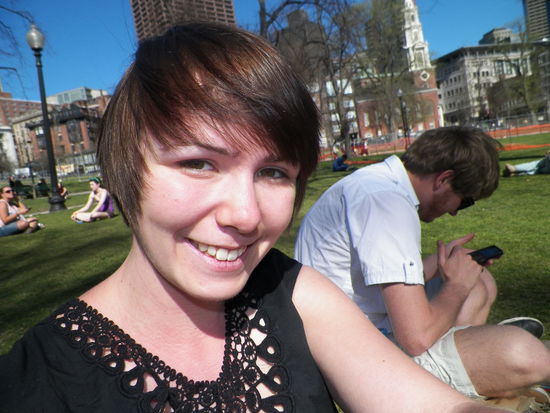 Wir im Park, Ricky nutzt grad das öffentliche Wlan, wie es an unglaublich vielen öffentlichen Orten vorhanden ist. Hier textet er grad mit Polzin 