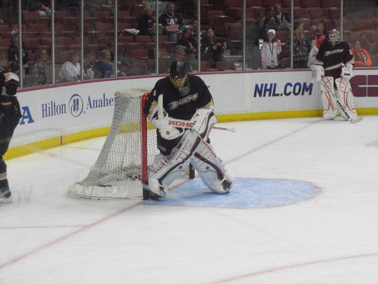 Jonas Hiller beim Einschiessen.
