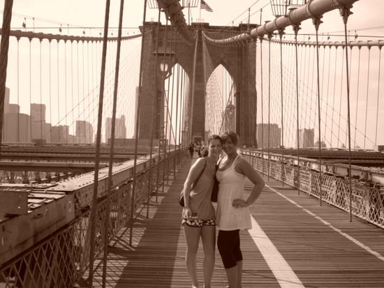 Vio und Steph auf der Brooklyn Bridge