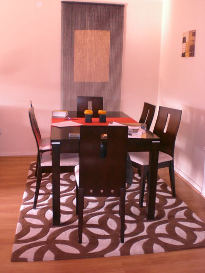 Unser geliebter Esstisch... an dem wir oft mit Freunden nach dem Kochen (haben sogar schon mal Sushi selbst gemacht) essen =)