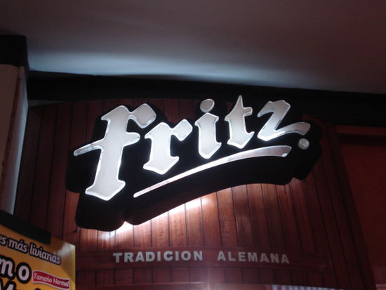 Zum Glück gibt es hier auch Fritz, für richtig gutes DEUTSCHES Essen, wie: Hot Dogs mit Avocado, Hamburger mit Avocado ...