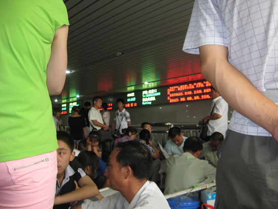 Warten auf den Zug. In China ein seltsames Erlebnis!