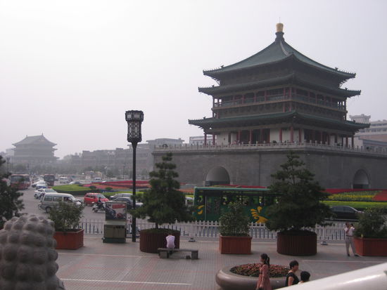 Im Vordergrund der Bell-Tower, im Hintergrung Drum-Tower. Beide aus dem 7. Jahrhundert.