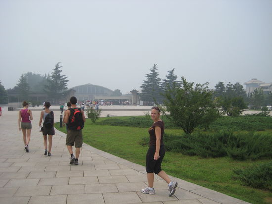 Auf dem Gelaende angekommen - geradeaus die groesste Halle.