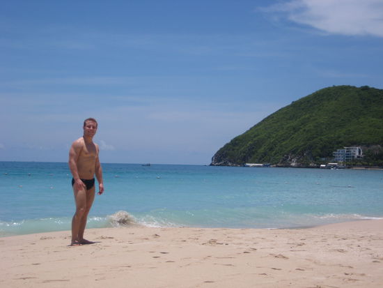 Dadonghai-Bay! Schoen, aber doch nur der zweitschoenste Strand...man beachte meine traumhafte Badebuxe!