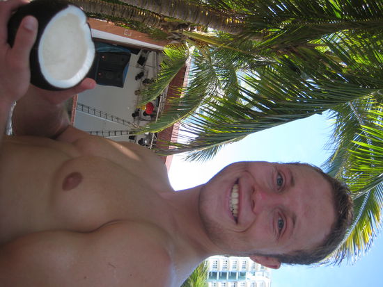 Es gibt sie hier ueberall und in allen Variationen - Die Kokusnuss...