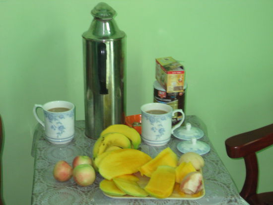 Das ist unser taegliches Fruehstueck: Frisches Obst der Region und Pulverkaffee - ja, auch wir lernen dazu (scheiss auf McDonalds...)