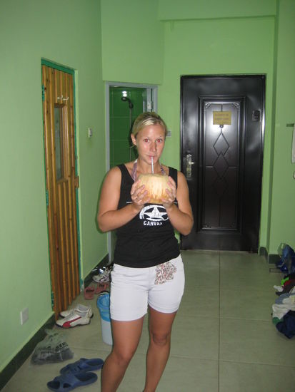 Immer und ueberall hier in Sanya: Die Kokosnuss!