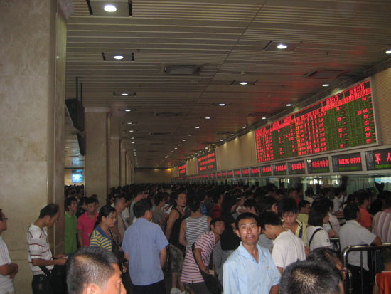 Fahrkarten kaufen mal anders! Gut, dass uns die nette Dame am Schalter nach 30min anstehen gesagt hat, dass wir in der falschen Schlange stehen...