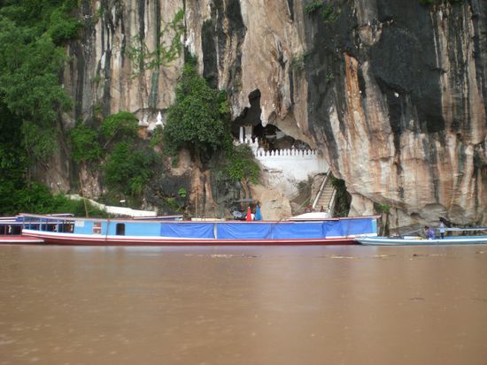 Buddha Cave nahe Luang Prabang. Seit Jahrhunderten Pilgerstaette fue Glaubige