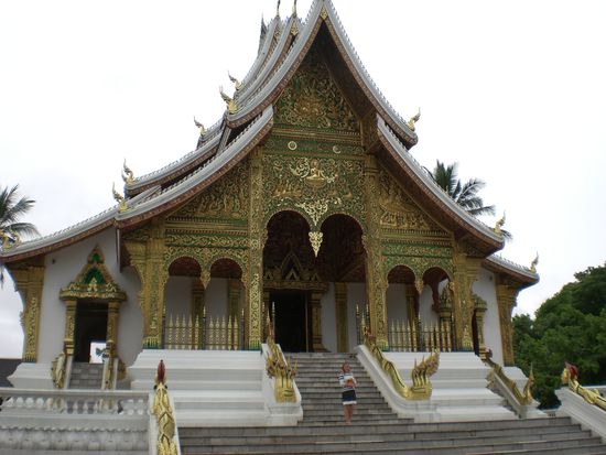 Das Vat des letzten Koenigs von Laos. Jetzt steht der prunkvolle Wagen darin, auf dem sein Leichnam zum Tempel gefahren wurde. 10 Jahre Bauzeit!