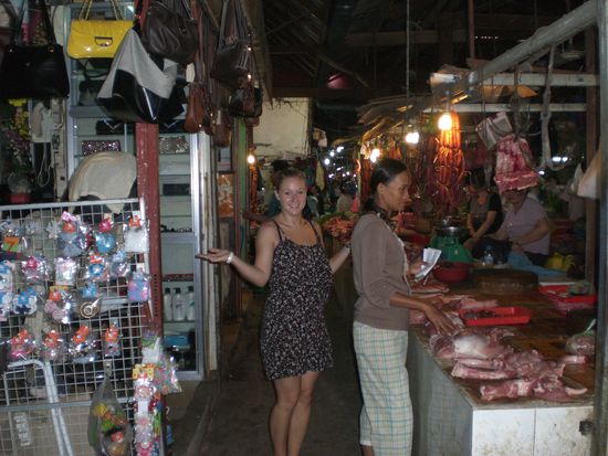 Old Market in SiemReap - rechts die Fleischabteilung, links der Frisoer