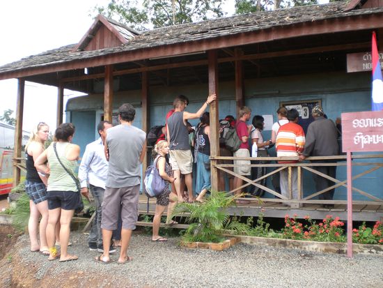 Auf laotischer Seite ist es wenigstens ein ueberdachter Eisenbahnwaggon!
