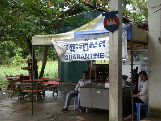 Die Granzstation nach Thailand - diesmal mussten wir nicht nur dich Quarantaene-Station - die Beamten haben mich auch sofort angebruellt - ich soll sofort das Foto loeschen (hab ich natuerlich nicht)