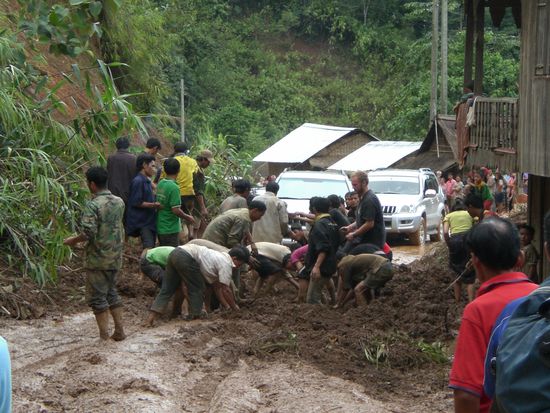 Auf dem Weg nach Luang Prabang: Eine Matschlawine versperrte die Durchfahrt...
