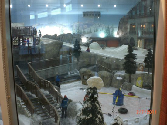 Die groesste Skihalle der Welt - gemuetlich uebers Einkaufscenter zu erreichen. Aussentemperatur: 45 Grad, Innen: -3