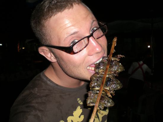 Leckere Froesche - inklusive Kopf und Knochen