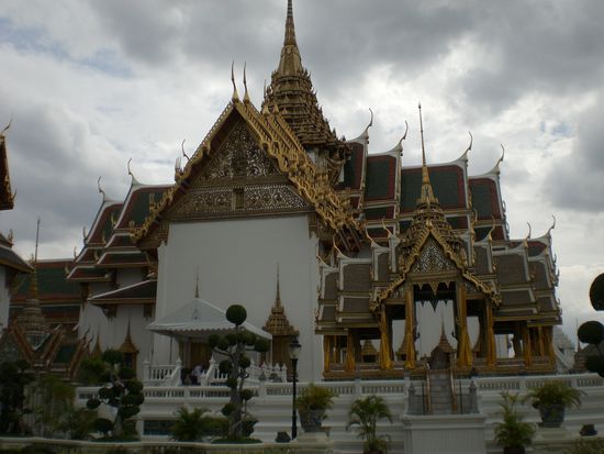 Der Koenigspalast - eines der Gebaeude. Eintritt nur mit langer Hose und Schulterbedeckung