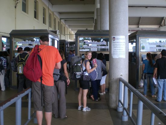 An der Grenze Thailand - Laos. 15 mal umsteigen, 15 Formulare ausfuellen, Geld blechen und schwuuups war man da