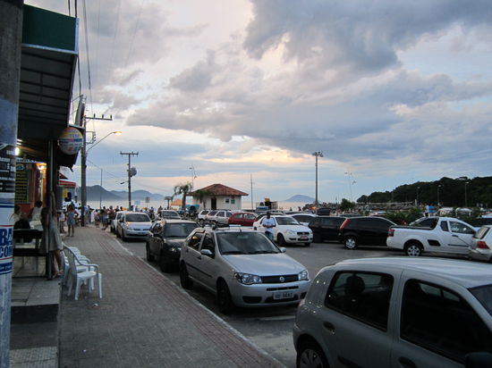 Die Restaurants links - der Strand und ein Fußballplatz rechts.