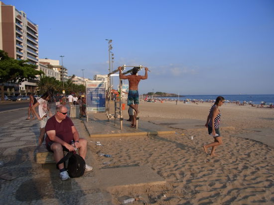 Fitness-Studio in Rio. Nachmittags gehts los mit Krafttraining, Fussball, VOlleyball und Co.
