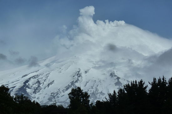 Pucon - Der Vulkan Villarrica lässt grüßen. Er ist noch etwas schüchtern, denn er zeigt sich noch nicht in voller Schönheit.