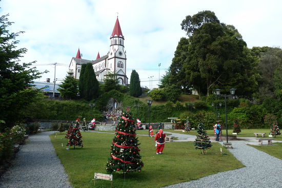 Puerto Varas - San Francisco Kathedrale mit weihnachtlich dekoriertem Garten - alles blinkt und blitzt (etwas kitschig).