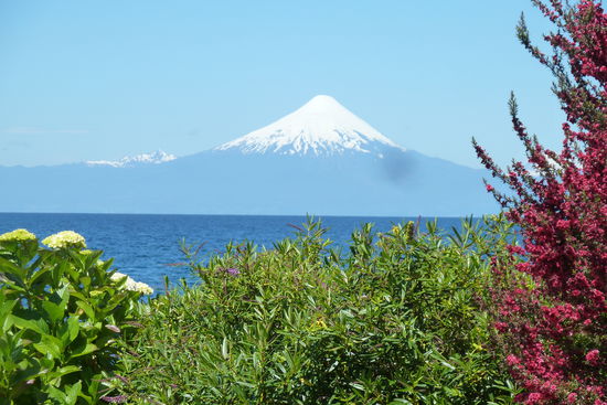 Puerto Varas - Hier ist der schönste Vulkan Chiles der Vulcano Osorno - hat große Ähnlichkeit mit dem Fuji in Japan. Doch dieser hier hat noch ein schönes "Mützchen" aus Eis. Könnt Euch vorstellen, dass er uns sehr beeindruckt hat. Und unser Ufo will uns auch nicht mehr verlassen, aber wir gewöhnun uns langsam dran.