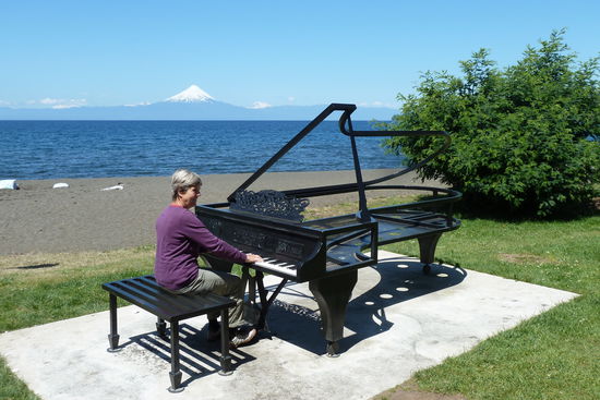 Frutillo - Ihr habt bisher noch nichts von unserer berühmten Pianistin Birgit Albert gehört? Dann wird es höchste Zeit, dass ihr seht, vor welcher Kulisse sie die schwarzweissen Tasten bearbeitet. Rhapsody in blue von Geroge Gershwin ist eines ihrer Lieblingsstücke.