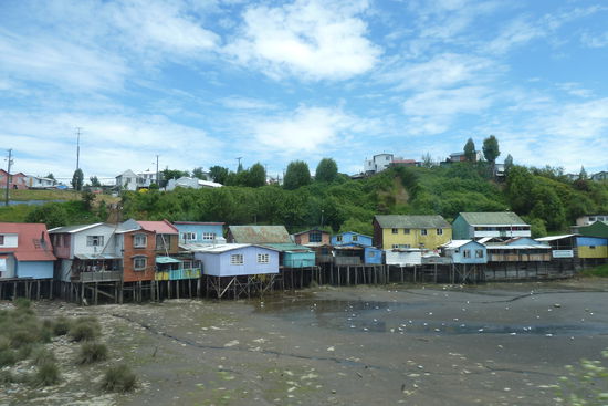 Chiloe Island - Das sind sie, die bekannten fast baufälligen Pfahlbauten von Castro.