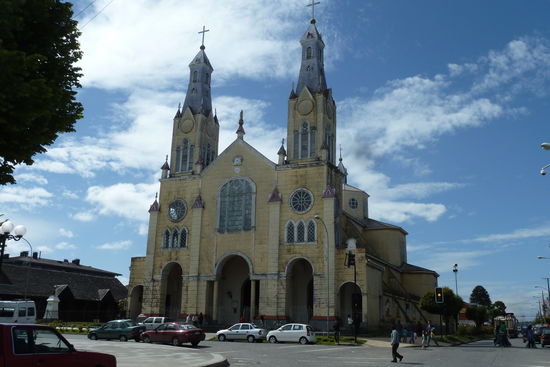Chiloe Island - Ist bekannt für die vielen interessanten Kirchen aus Holz. Hier die Kathedrale von Castro der Hauptstadt. Den Rohstoff Holz gibt es reichlich auf der Insel. Deshalb sind auch die meisten Häuser aus diesem Material und zusätzlich mit sehr unterschiedlichen Holzschindeln verkleidet.