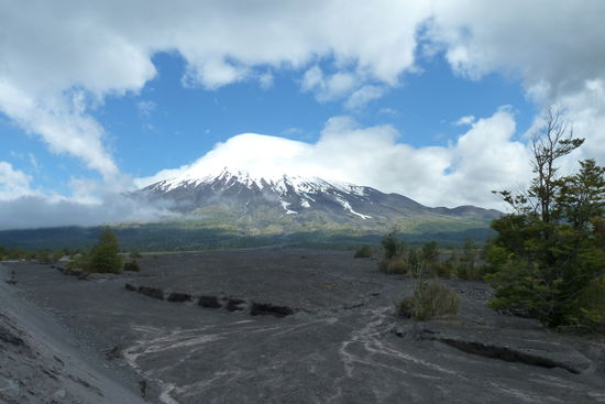 Puerto Varas - Der Volcano Osorno von seiner Rückseite. Auf diesem
Lavafeld haben wir uns ihm genähert. Immer diesen majästetischen Anblick vor Augen. Er zog uns magisch in seinen Bann.