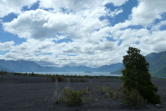 Puerto Varas - Der Lago Todo los Solos  - vom Fusse des Vulcano Osorno aus gesehen. Die grüne Farbe kommt aus dieser Entfernung leider nicht richtig zur Geltung.