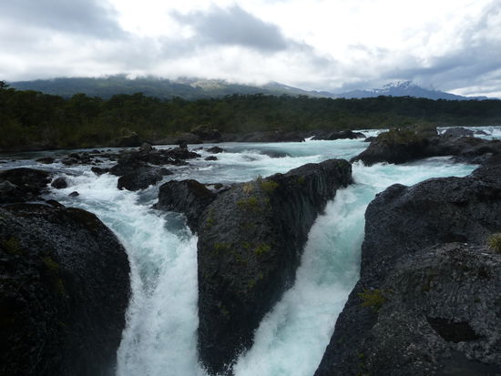 Puerto Varas - Die Wasserfall-Landschaft im Vicente Perez Rosales Nationalpark. Fast unheimlich bis bedrohlich wirken die Wassermassen.