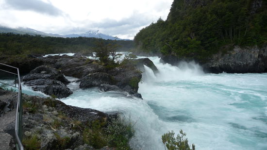 Puerto Varas - Hier spürt man doch fast die Gischt auf seiner Haut. Eine Urgewalt, die sich hier ihren Weg bahnt. Wir konnten uns dieser Faszination einfach nicht entziehen. So viel Kraft und Energie auf einmal, unglaublich!