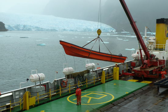 San Rafael Gletscher - Die Ausschiffung der Zodiacs. Im Hintergrund seht ihr die komplette Breite des San Rafael Gletschers, nämlich 3 km.