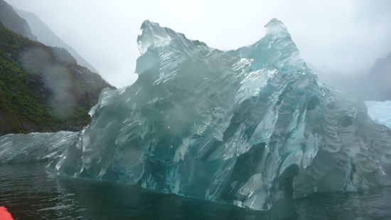 San Rafael Gletscher - Das ist einer der wenigen "durchsichtigen" Eisberge, die ganz ruhig im Wasser schwimmen. Selbst diese haben schon eine Höhe von teilweise 10 m.