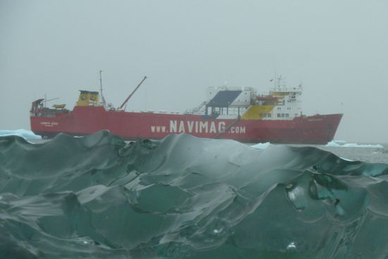 San Rafael Gletscher - ....man könnte fast meinen unser Schiff sei auf einen Eisberg gelaufen. Die optische Täuschung ist Birgit doch wirklich gut gelungen!
