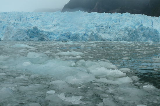 San Rafael Gletscher - Die abgebrochenen Eisstücke entfernen sich langsam von dem großen mächtigen Koloß.