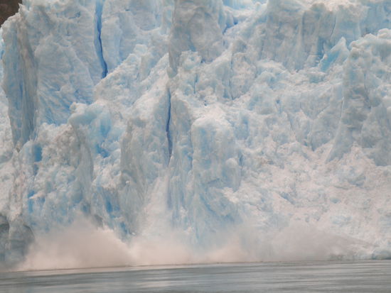 San Rafael Gletscher - Das ist der Moment, wo ein Stück vom Gletscher abbricht und unter tosendem Geräusch in Meer fällt. 
Anmerkung: Dieses Bild hat uns Peter zur Verfügung gestellt.