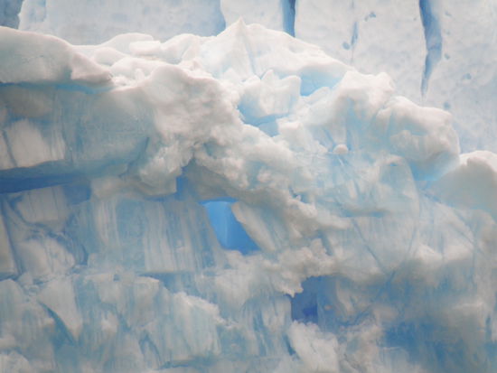San Rafael Gletscher - ....mit diesem Bild verabschieden wir uns von dem wunderschönen Gletscher. Noch ein Blick durch sein blaues Fenster (was sich dahinter wohl verbirgt? - der Phantasie sind keine Grenzen gesetzt) und weiter geht die Reise..... 
Anmerkung: Dieses Bild hat uns Peter zur Verfügung gestellt.